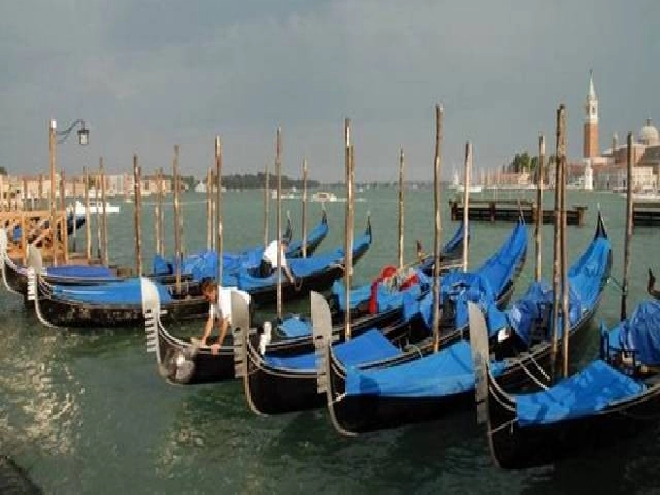 威尼斯的小艇课件1_第3页