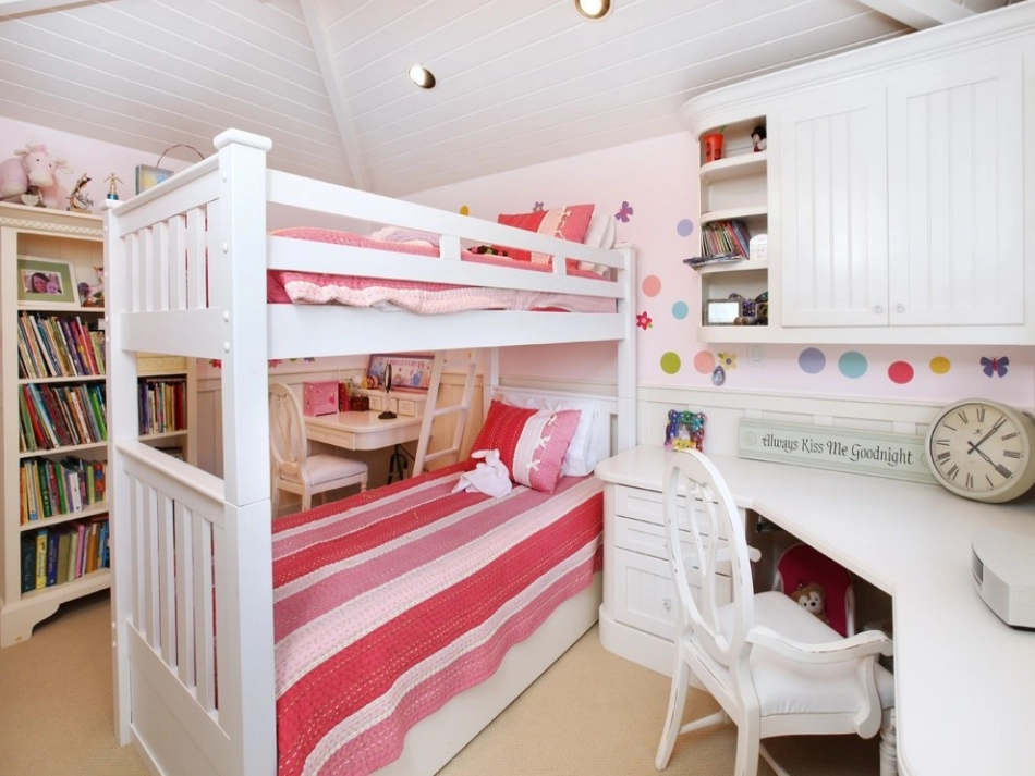 新版PEP教材五年级上册第五单元There_is_a_big_bed第一课时_第2页