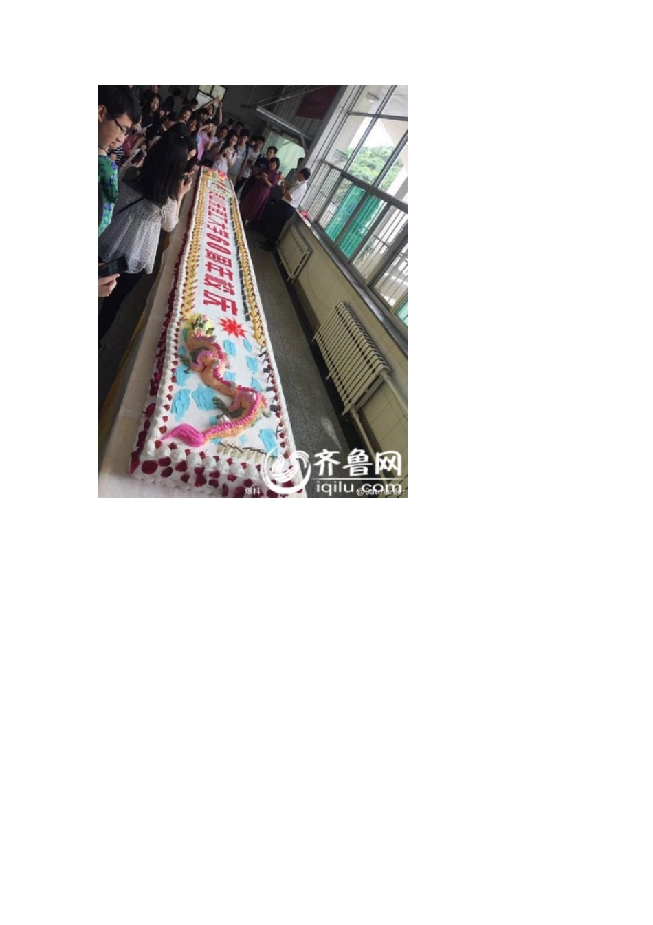 高校现6米长校庆蛋糕学生哄抢老师被挤上阳台_第3页