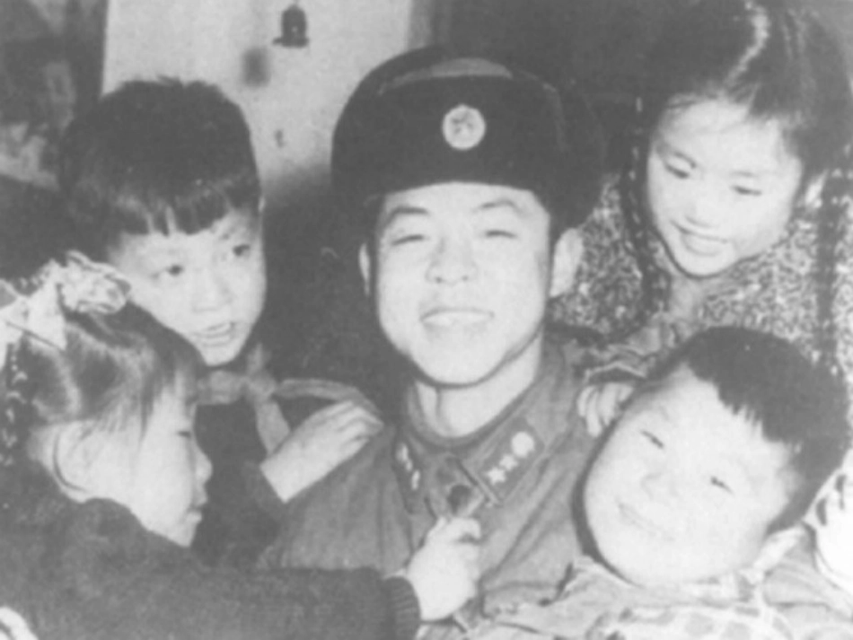 学习雷锋精神主题班会_第2页