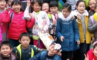 两个铁球同时落地