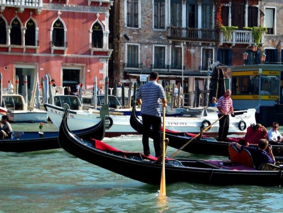 《威尼斯的小艇》课件_第3页