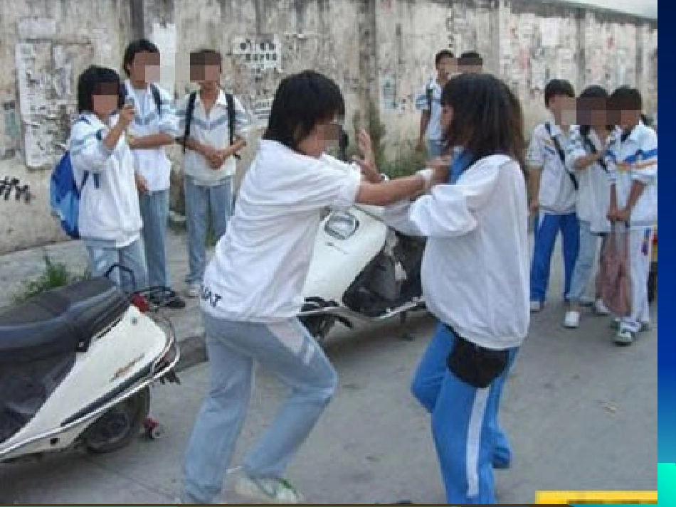 “杜绝不良行为,远离违法犯罪”法制教育课件_第1页