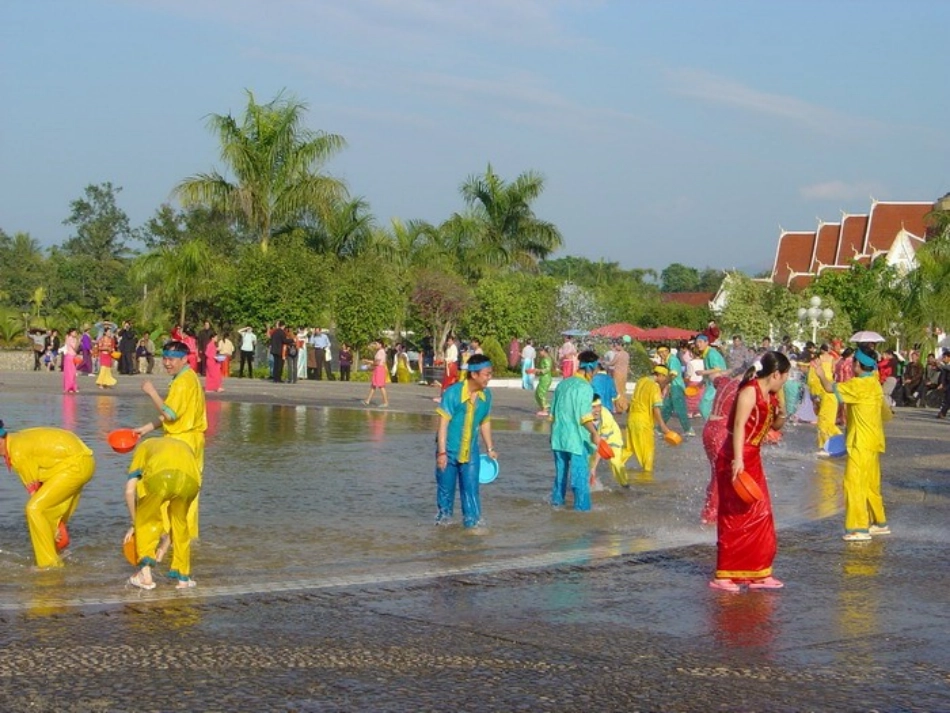 难忘的泼水节329_第1页
