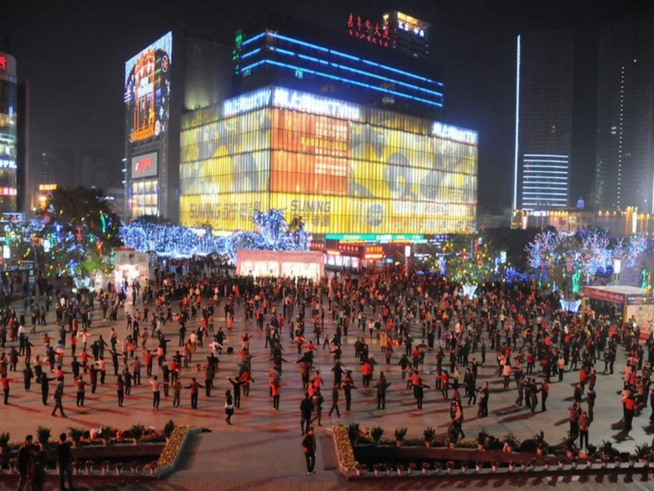 大班绘画：《广场上的人群》_第3页