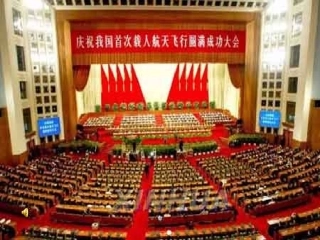 航天员杨利伟和“神舟”五号飞船71