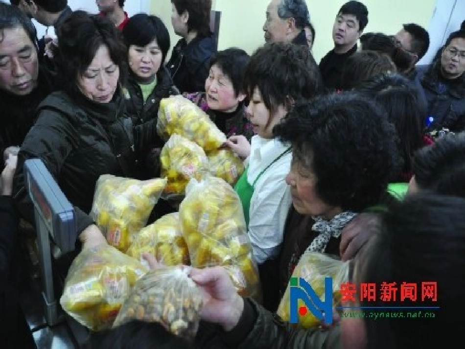 (北师大版)六年级语文上册课件_别挤啦_第2页