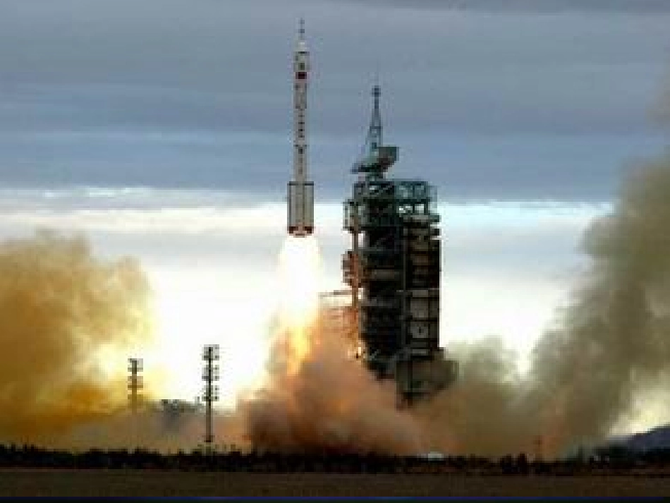 七年级语文月亮上的足迹［人教版］_第2页