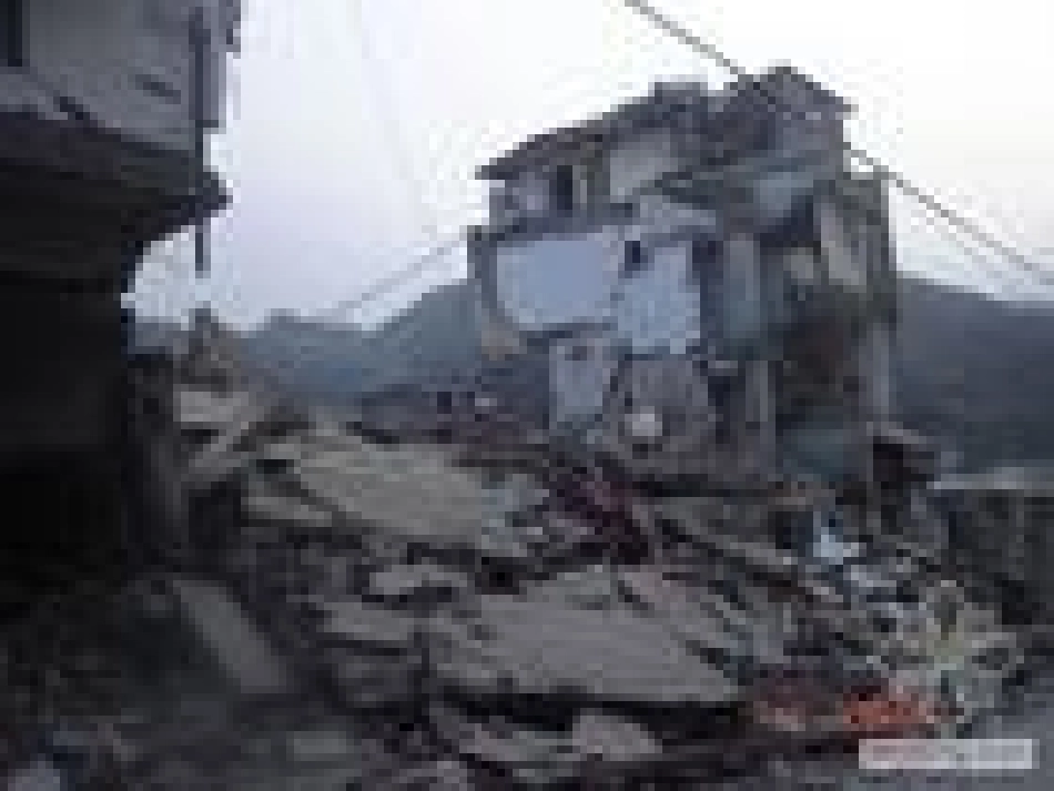 17地震中的父与子PPT_第3页