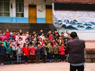 (部编)人教语文2011课标版一年级下册操场上教学课件