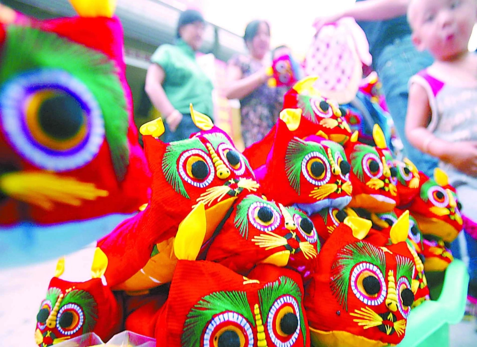 用装饰色彩来表达__八年级第三课_第2页