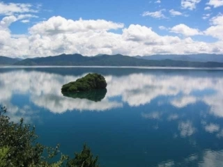 清澈的湖水课件