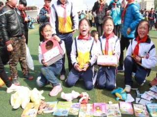 4.红领巾爱心义卖行动