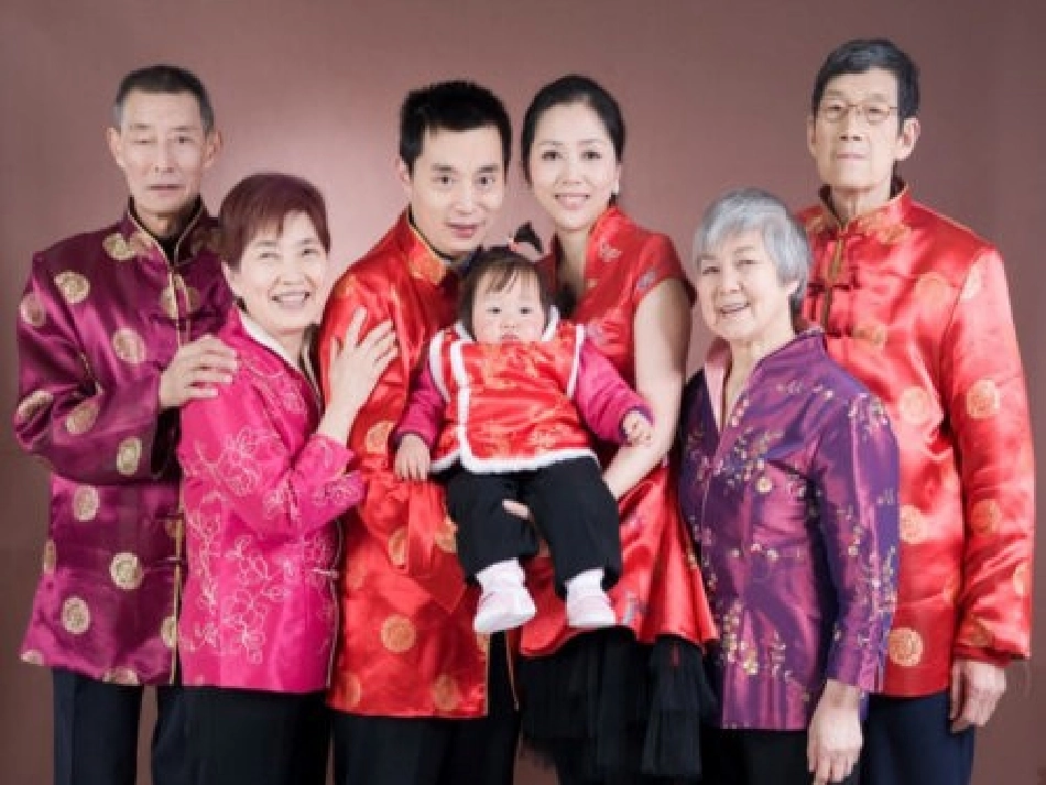 三年级下册英语课件-Unit-2-My-family-第二课时-人教PEP(2014秋)_第2页