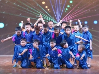 宝贝们去年和今年的毕业汇演