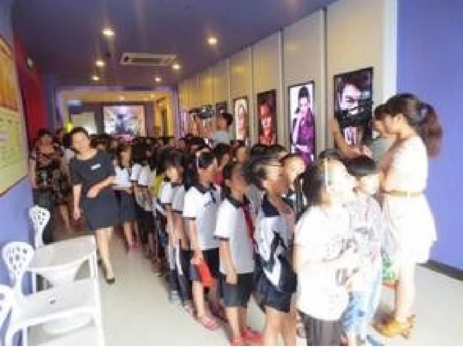 第一课认识前后、左右、上下课件_mao_第2页