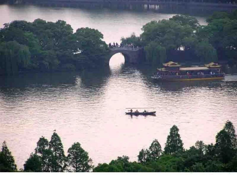 《晓出净慈寺送林子方》课件_第3页