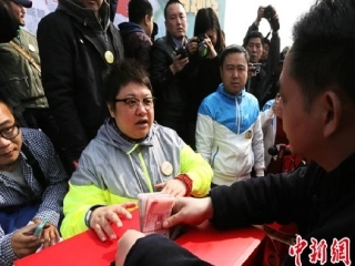 九年级音乐课让：世界充满爱