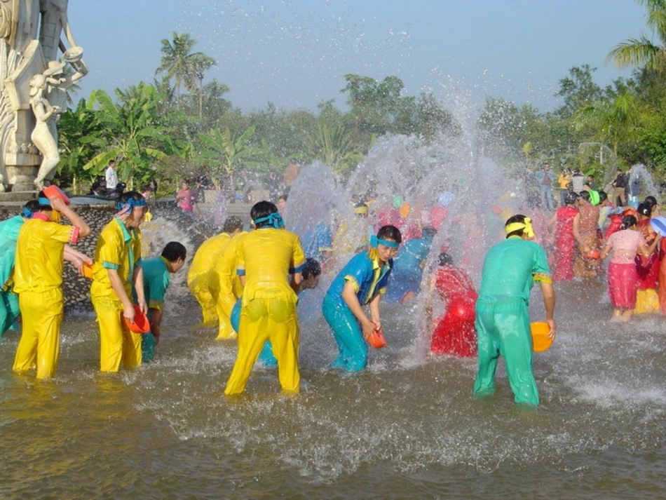《难忘的泼水节》_第2页