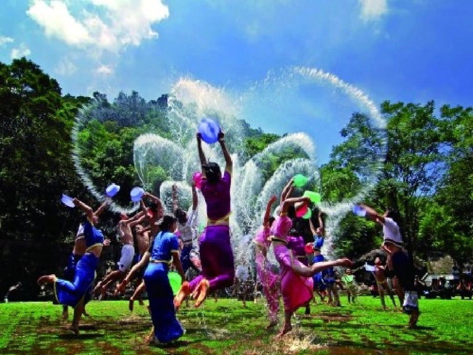 《难忘的泼水节》_第3页