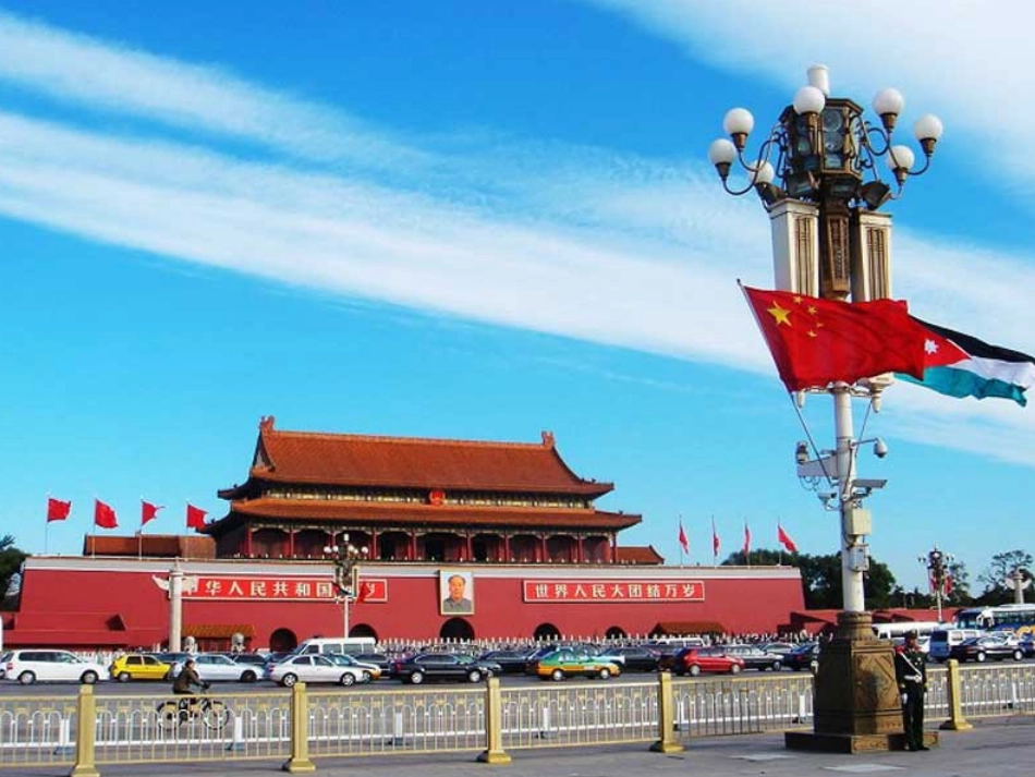 魏红梅课件1《国旗和太阳一同升起》_第2页