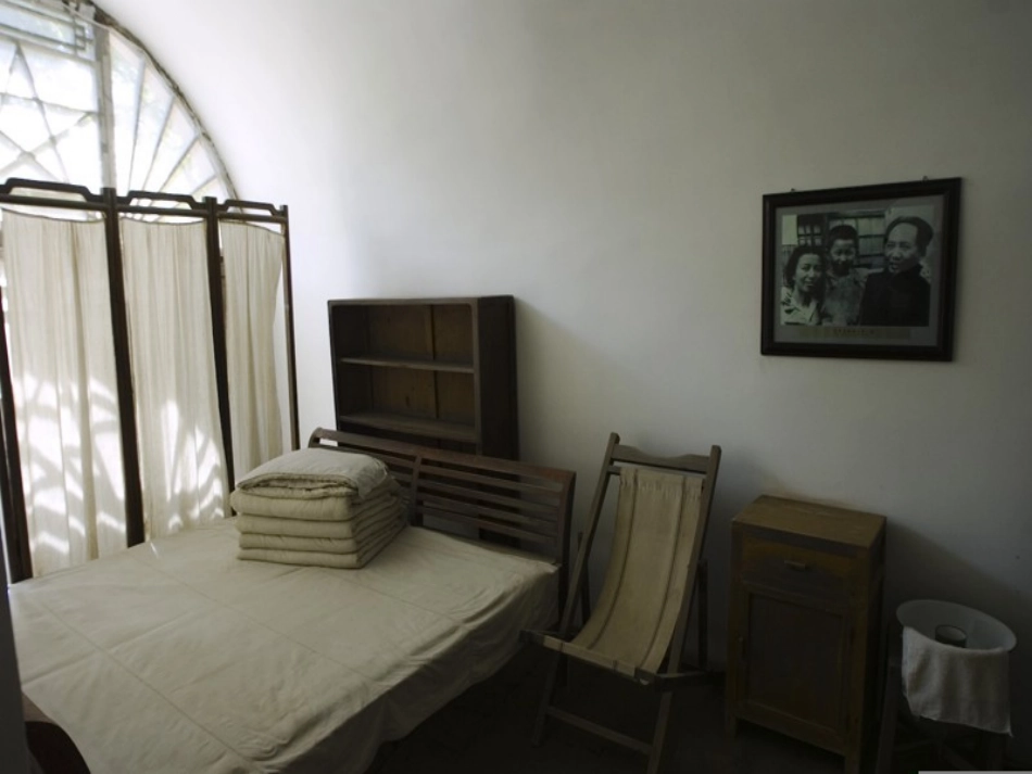 青山处处埋忠骨诵读课件_第2页