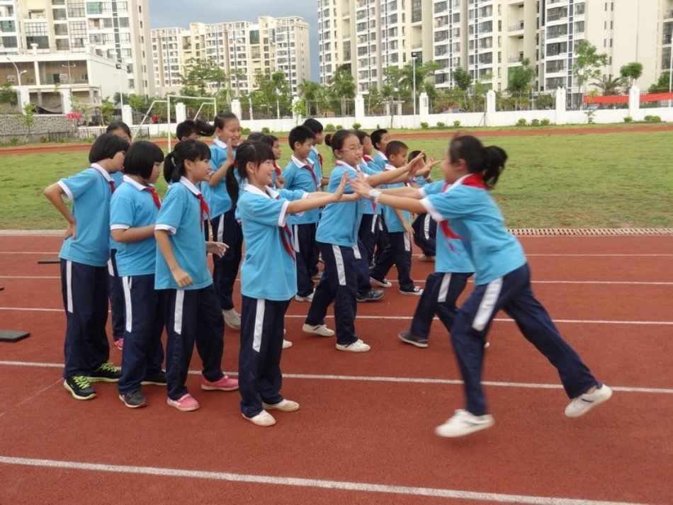 学校高年级体育活动_第1页
