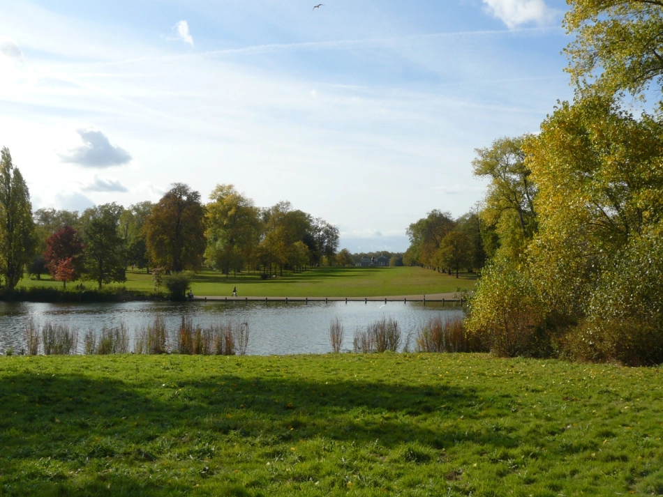 1《春光染绿我们双脚》_第1页