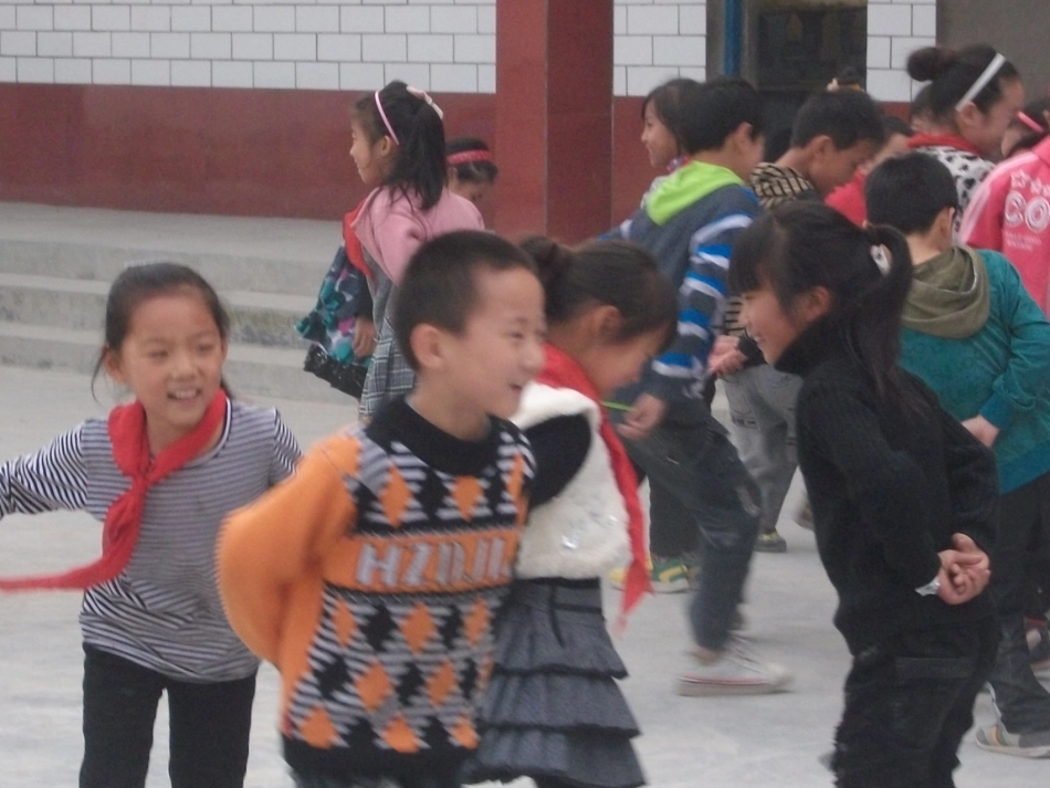 人教版小学品德与生活二年级上册《做个快乐鸟》课件_第2页