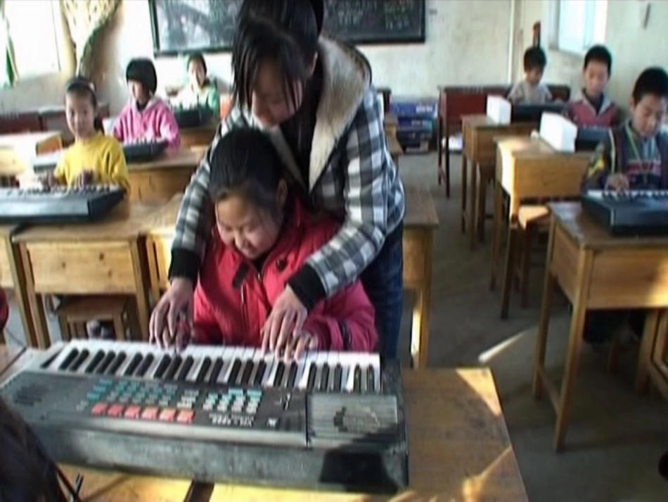 人教版小学品德与生活二年级上册《做个快乐鸟》课件_第3页