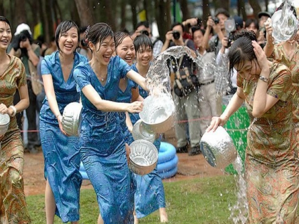 《欢乐的泼水节》ppt_第2页