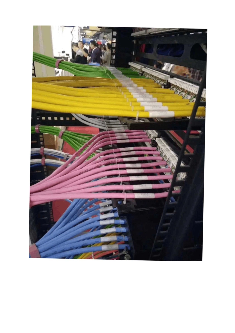 弱电工程机柜理线施工图片展示_第2页