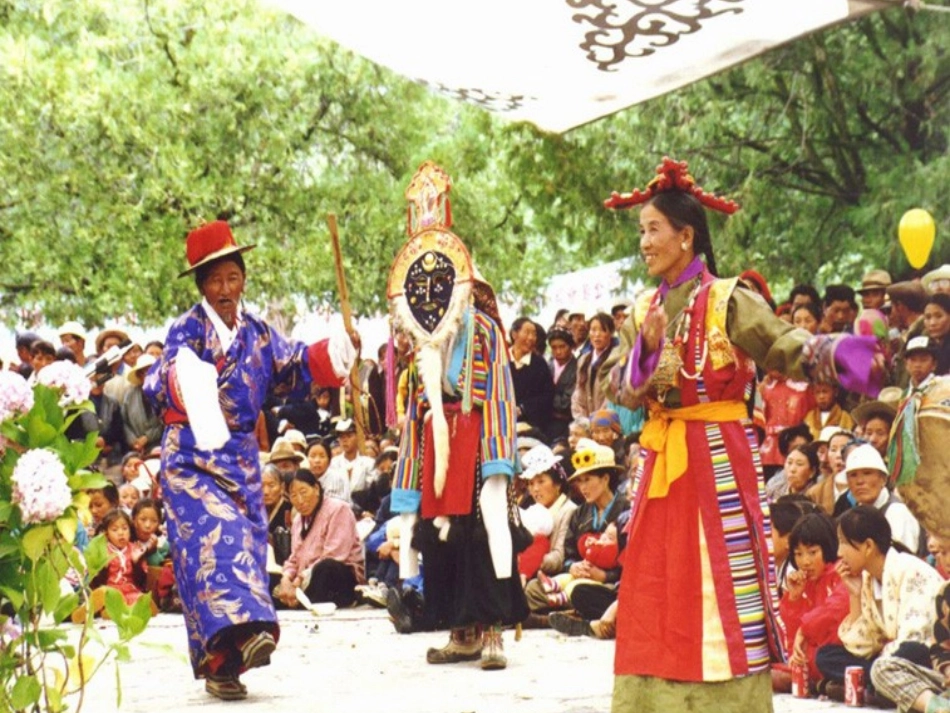 六年级语文下册第二组7　藏戏第一课时课件_第2页