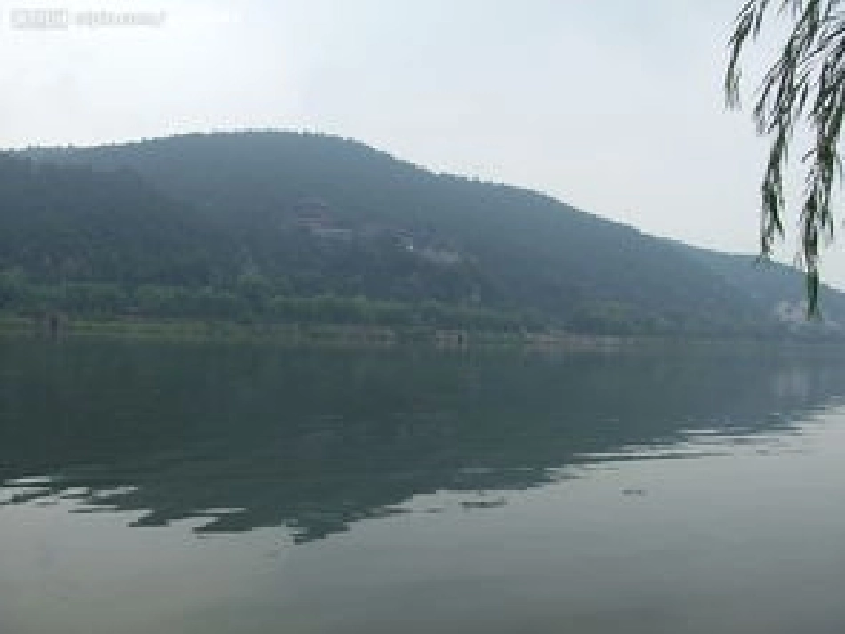 这是一组有关水的倒影的图片，教师可组织幼儿观看这组图片，了解倒影。_第3页
