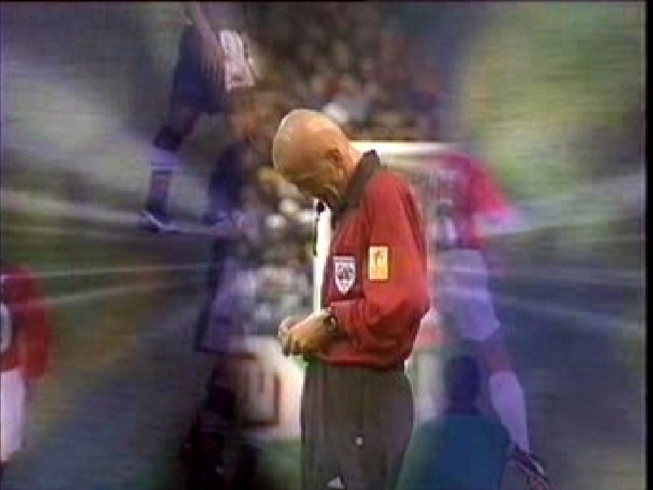 足球竞赛规则与裁判法分析_第2页