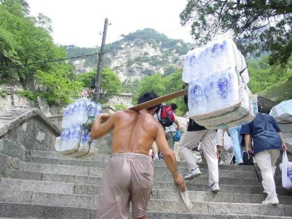 四年级语文上课件-挑山工北师大版_第2页