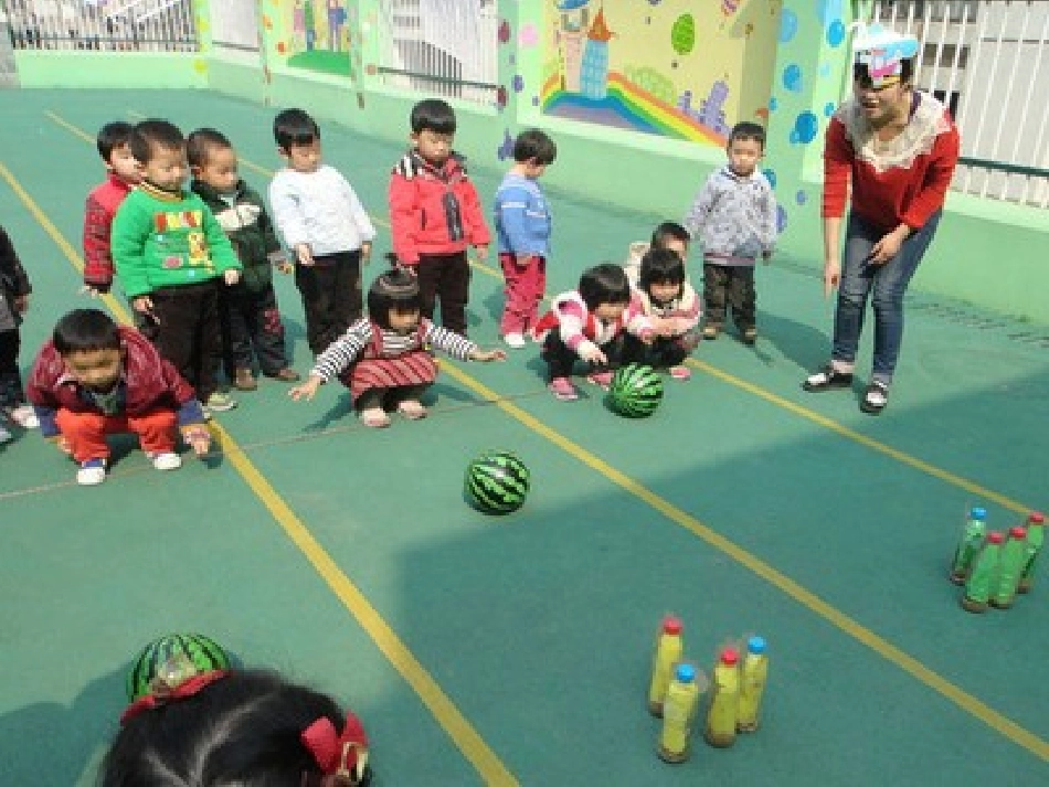 幼儿户外活动_第1页