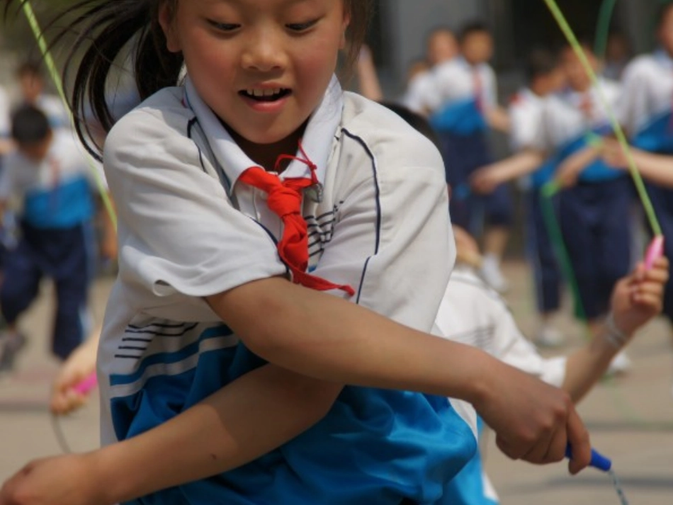 (部编)人教语文2011课标版一年级下册《操场上》教学课件_第1页