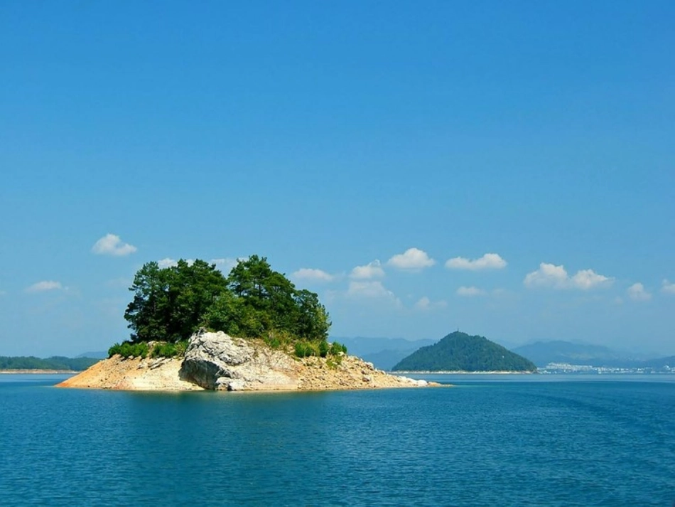 三年级语文上册第六组22富饶的西沙群岛课件_第2页