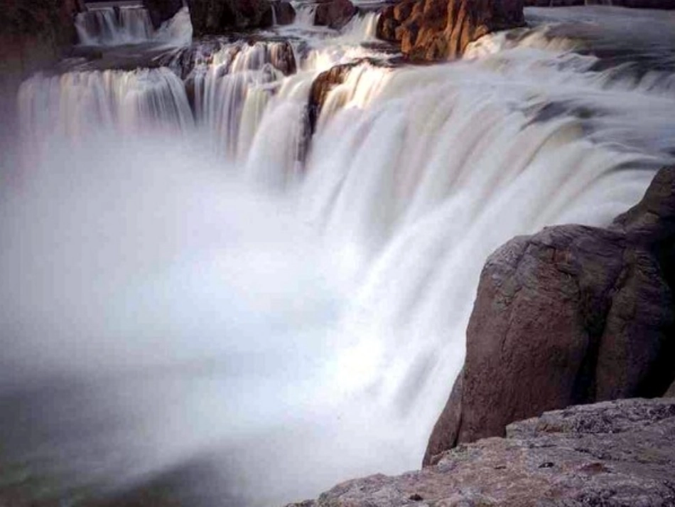 《望庐山瀑布》课件_第3页