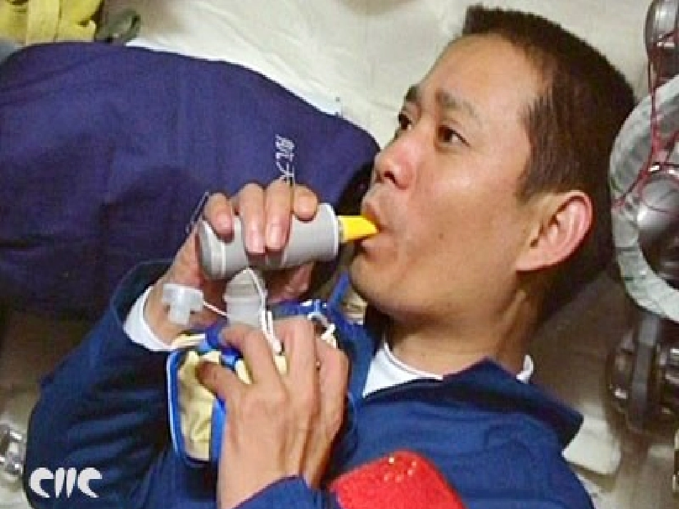 《太空生活趣事多》课件_第3页