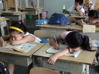 教科版小学二年级品德与生活上册《正确坐立走》课件