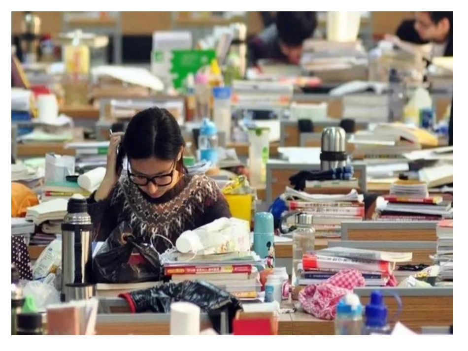 我们为什么要努力学习主题班会_第1页