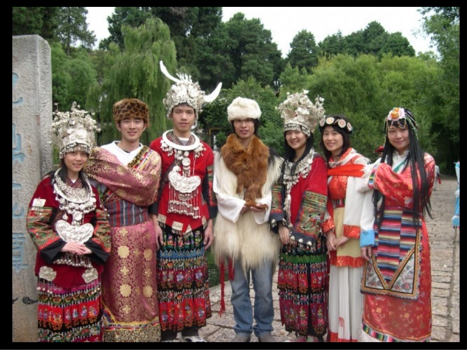 (苏少版)二年级美术下册课件_各民族朋友_第2页