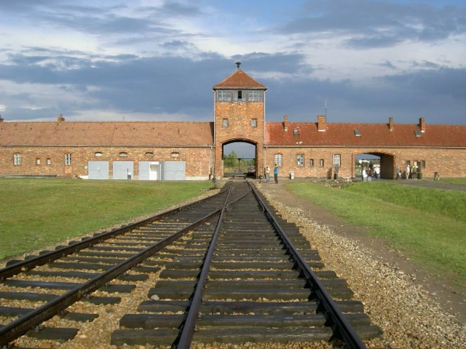 高中语文第四单元10短新闻两篇_奥斯维辛没有什么新闻课件新人教版必修1 课件_第3页