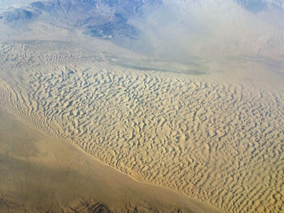 沙漠中的绿洲PPT第一课时课件_第1页