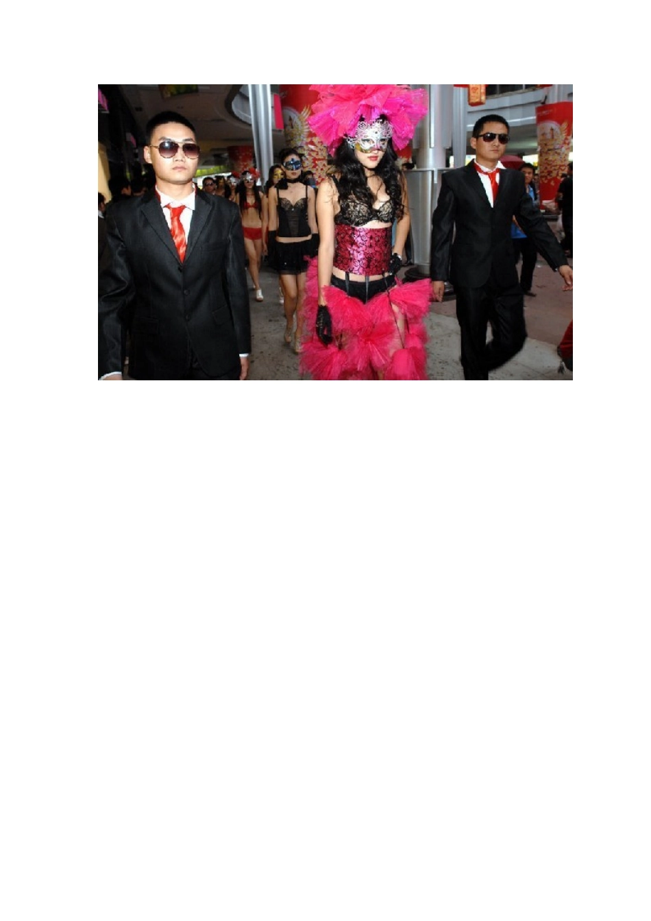 武汉街头的内衣模特（1）_第3页