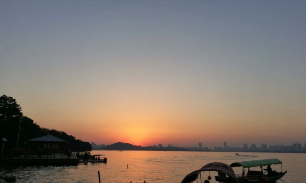 一年级语文下册 课文3《古诗诵读 春游湖》课件1 鄂教版-鄂教版小学一年级下册语文课件